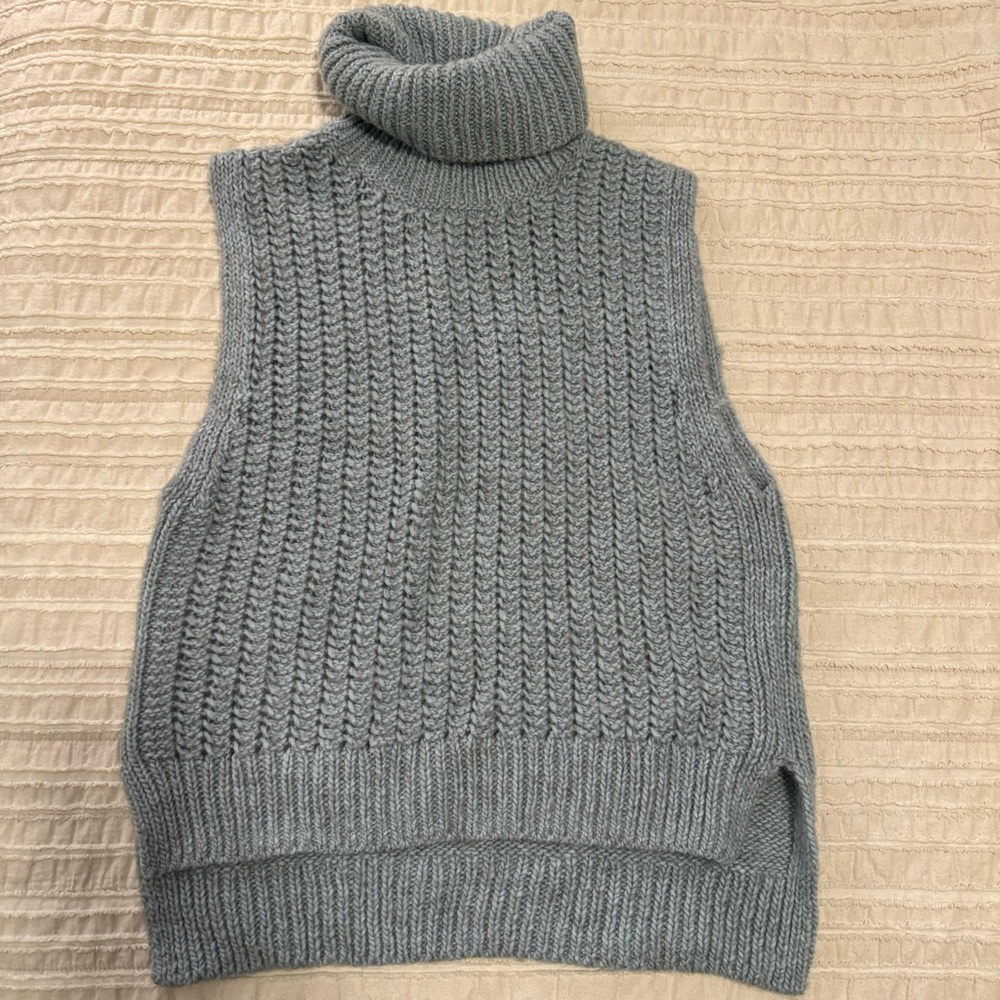 Turtle neck sweater vest
